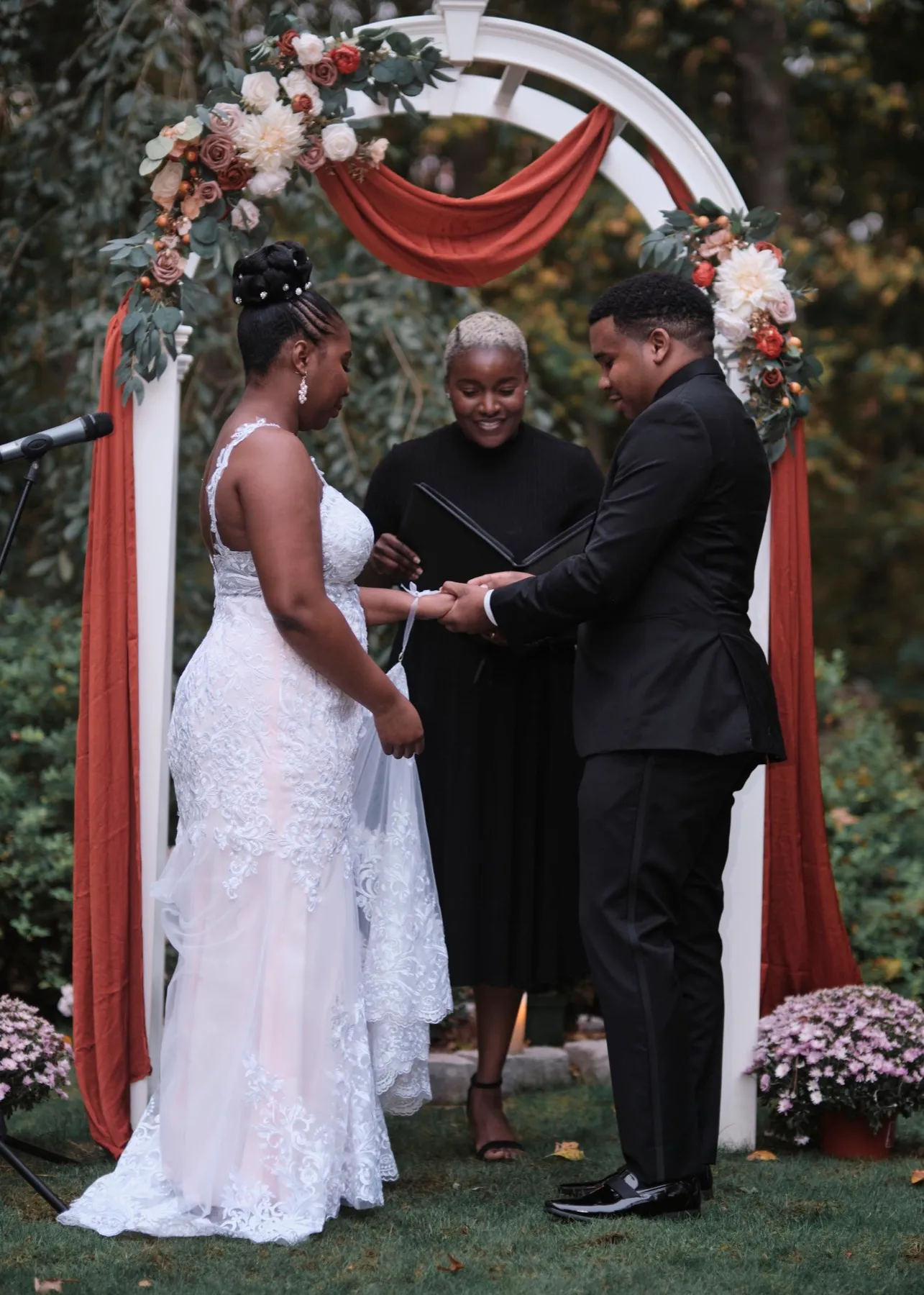 Hygdrea + Alex exchanging vows at East Hampton, CT